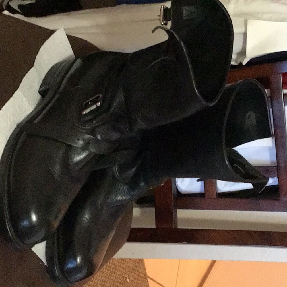 Men’s Chippewa biker boots.